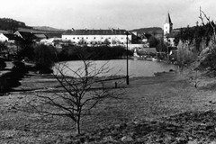Okříšky. Pohled na Zámecký rybník, zámek a kostel