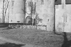 Château des Roches à Vendeuvre-du-Poitou. Façade ouest: Poterne à deux tours