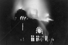 Paląca się synagoga podczas nocy kryształowej