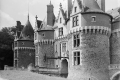 Château de Bonnétable : pont-levis et façade vus du nord
