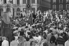 Peñas, peñistas junto a los gigantes y los cabezudos en la Plaza Mayor de Valladolid