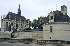 Champigny-sur-Veude. Chapelle Saint-Louis et tour sur le mur d'enceinte