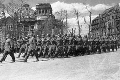 Sowjetische Truppen auf der Parade. Reichstagsgebäude