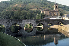 Molinaseca, Pueblo y puente sobre el rio Meruelo