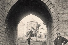 Picquigny. Sous le Pont de la Barbacanne. Vue de l'ancienne Église Saint-Jean-Baptiste