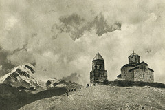 საქართველოს სამხედრო გზის. უძველესი მონასტერი სამების საკათედრო ტაძარში გზაზე Kazbek
