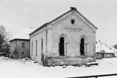 Heřmanův Městec, synagoga, východní průčelí, v pozadí škola-rabinát