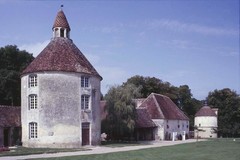 Mortrée. Château d'O: Pigeonnier et bâtiments de ferme