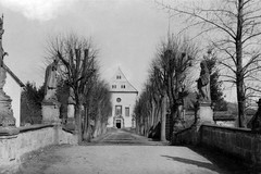 Zákupy. Кostel sv. Františka Serafinského, přístupová cesta ke klášteru lemovaná sochami světců a vzrostlými lípami