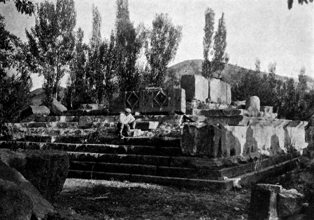 Գառնիի ավերված տաճար, XX դարի սկզբ: Գառնիի Միհրի տաճար. Հելիոսի հին տաճարի ավերակներ