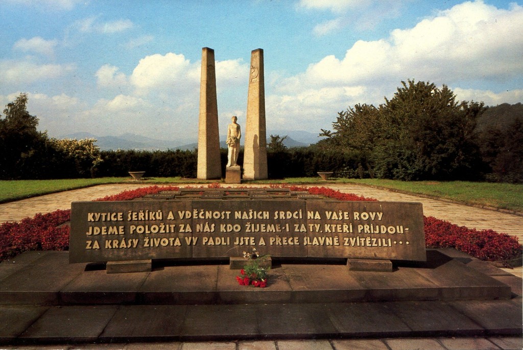 Décln-folknyř. Památník Sovětskoch Voják / Dechin-Folknarzh. Pomník sovětských vojáků