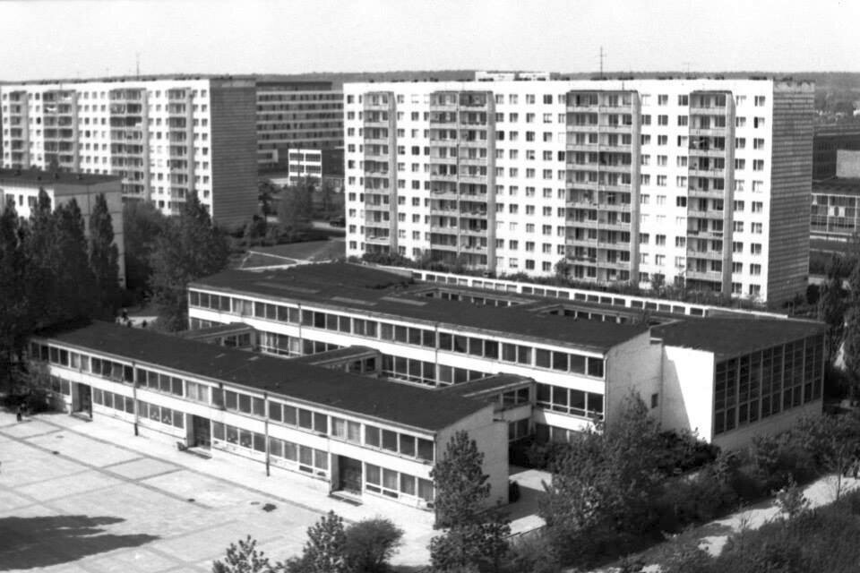 Halle-Neustadt. Blick von Block 10 auf 2. Polytechnischen Oberschule