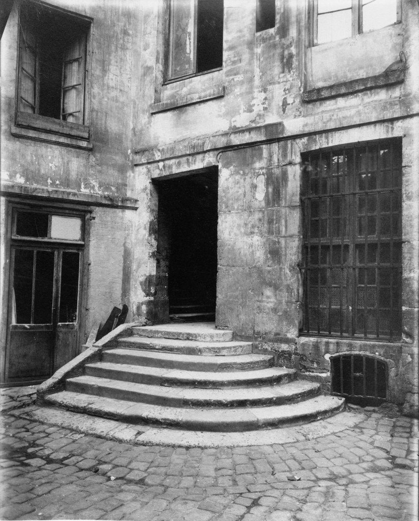 Escalier et porte, cour Saint-Julien-le-Pauvre