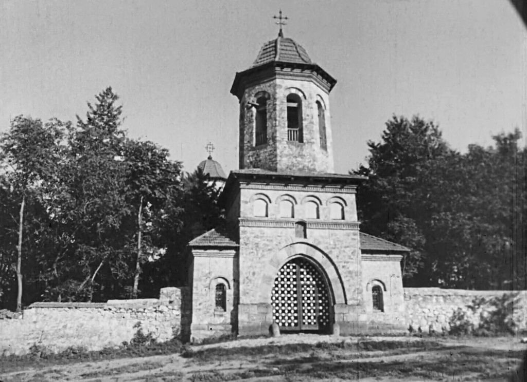 Poarta clopotnita bisericii Arhanghelului Mihail din satul Cuhureștii de Sus