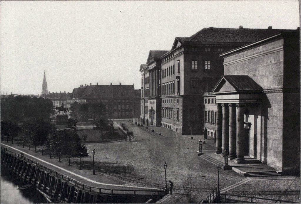 Slotskirken og Slottets facade set fra property in Højbro Plads mod Kancellibygningen