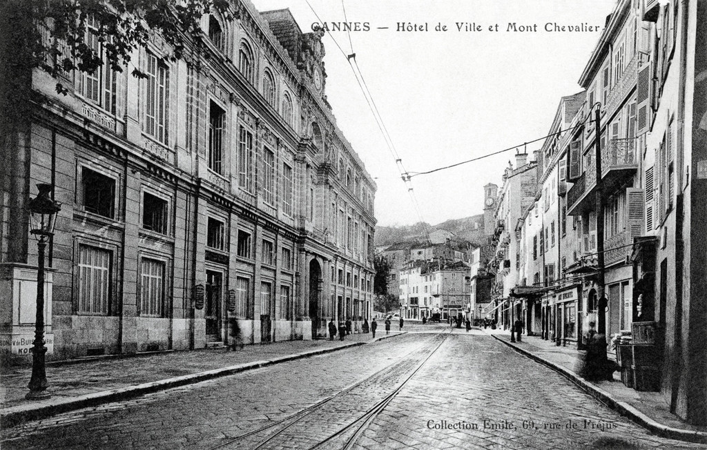 Hôtel de Ville et Mont Chevalier