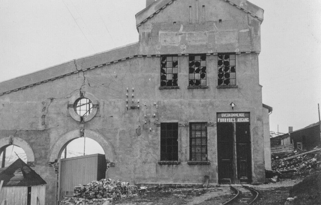 Simavik kraftstasjon etter bombingen 18. april 1940, Kårvik