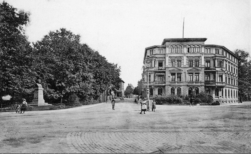 Sophienstiftsplatz, Blick in die Straße am Theater (heute Dingelstedtstraße)