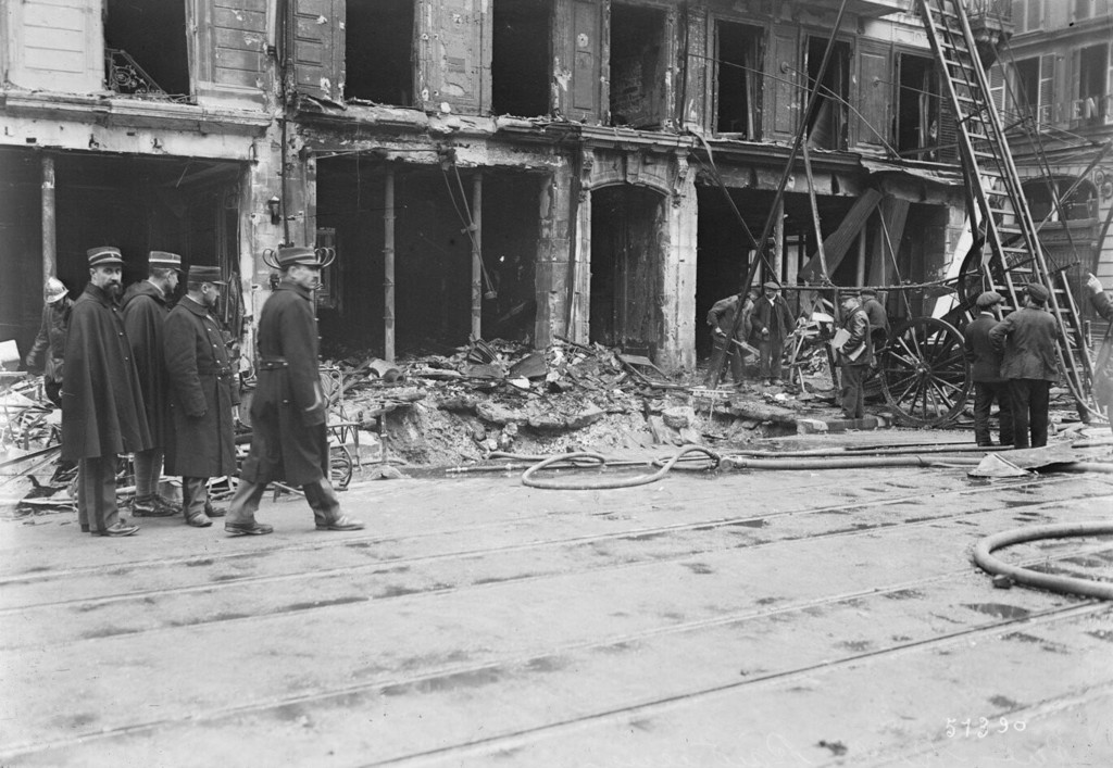 Rue de Rivoli après le bombardement du 12 avril 1918