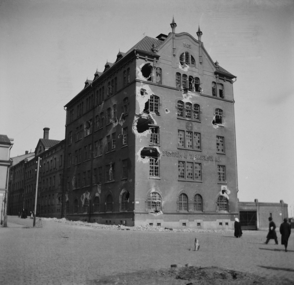 Borgströmin tupakkatehdas saksalaisten pommituksen jälkeen