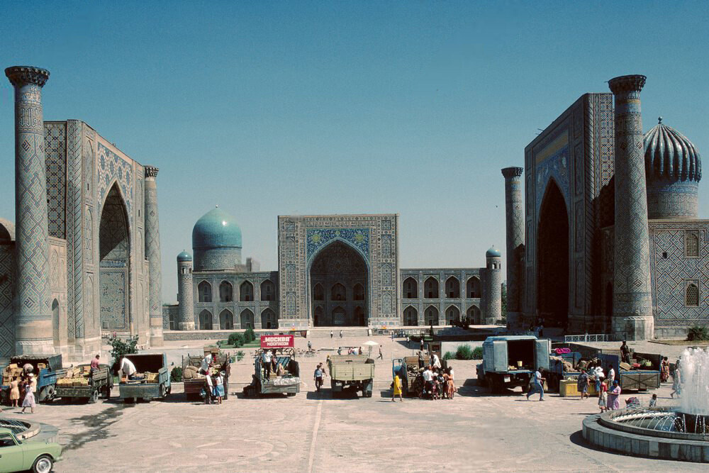 И такое было: выездная торговля на площади Регистан