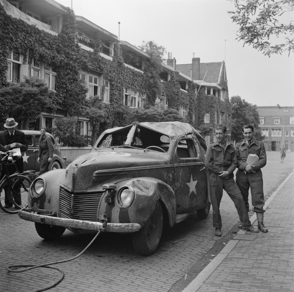 Vernielde legerauto wordt gesleept - Achterzijde van het pompstation Soestduinen
