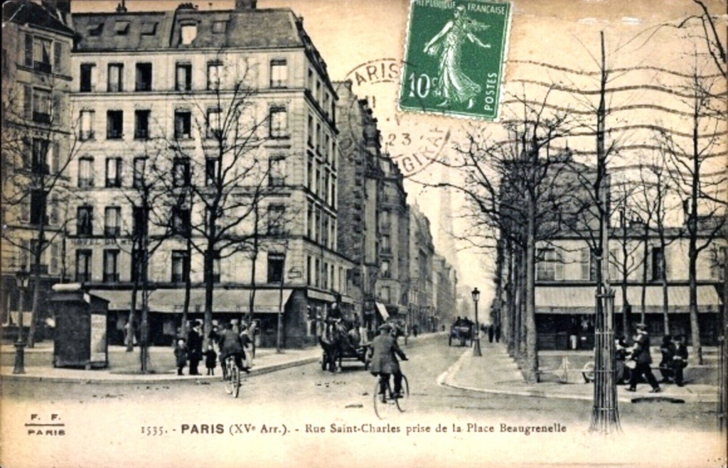 Rue Saint-Charles prise de la Place Beaugrenelle