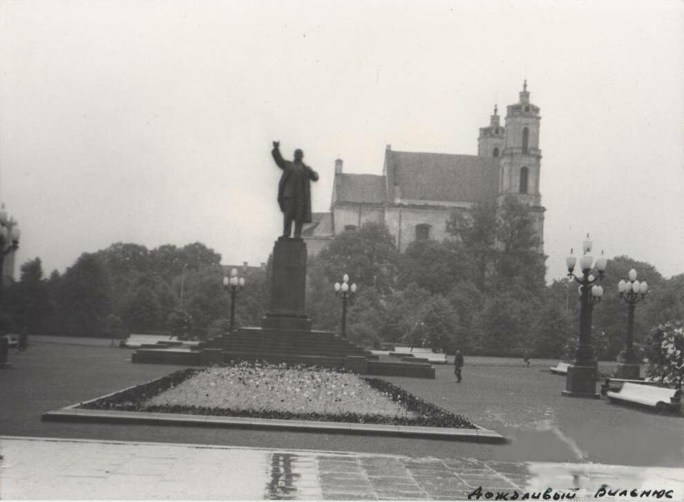 Lenino aikštė ir SVV bažnyčia. Jokūbas ir Pilypas