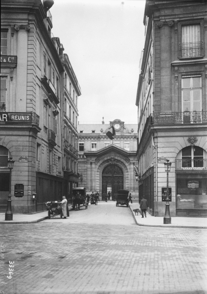 Banque de France: entrée rue La Vrillière vue depuis la place des Victoires