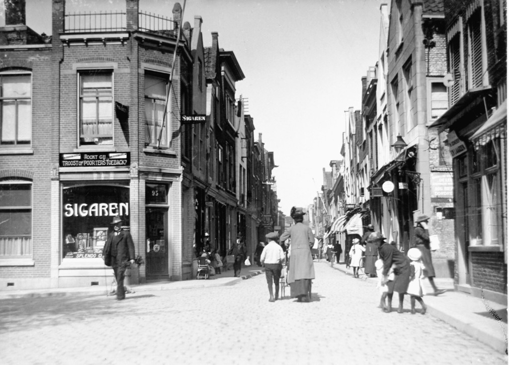 Dordrecht. De Vriesestraat vanaf de Lengenstraat (links) en de Lindestraat (rechts)