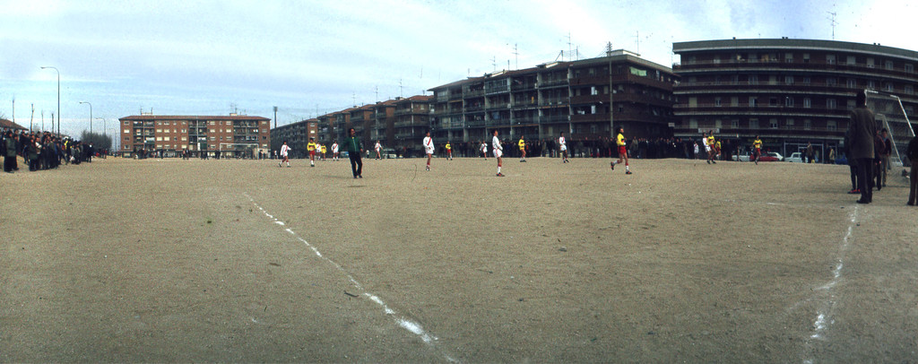 Un partido en el campo de fútbol frente al cuartel Vicálvaro