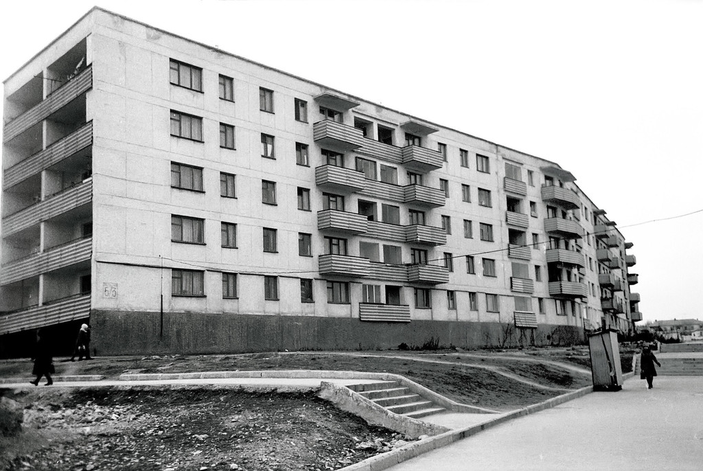 Вид на будинок 5/3 пл. 50-років СРСР з зупинки ул.Репіна
