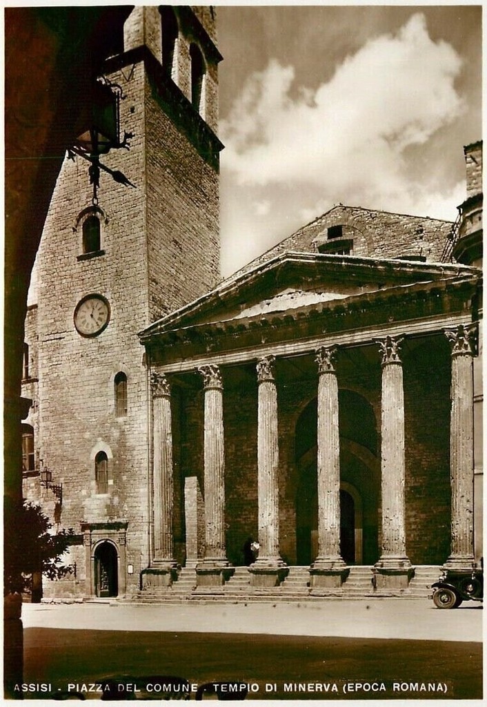 Assisi, Piazza del Comune e Tempio di Minerva
