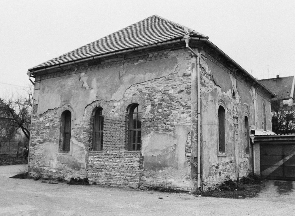 Radnice, synagoga, jižní zeď po odstranění garážových vrat