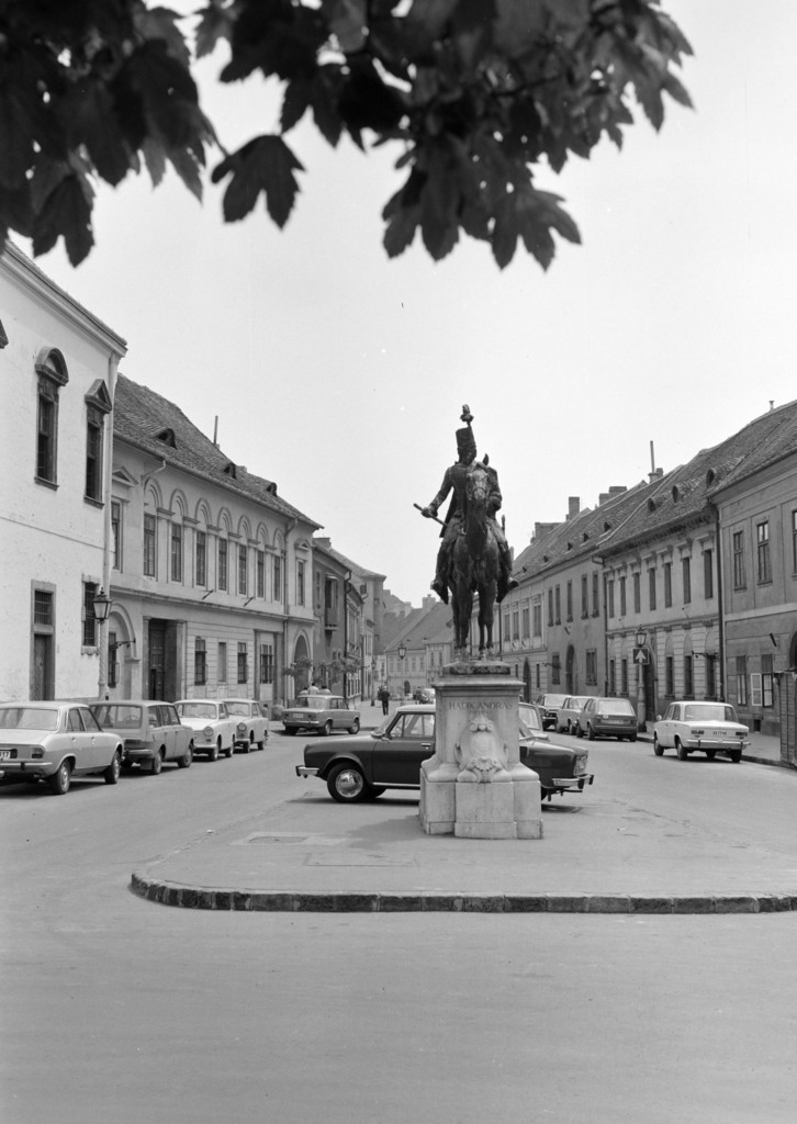 Szentháromság utca, szemben az Úri utca, középen Hadik András lovasszobra