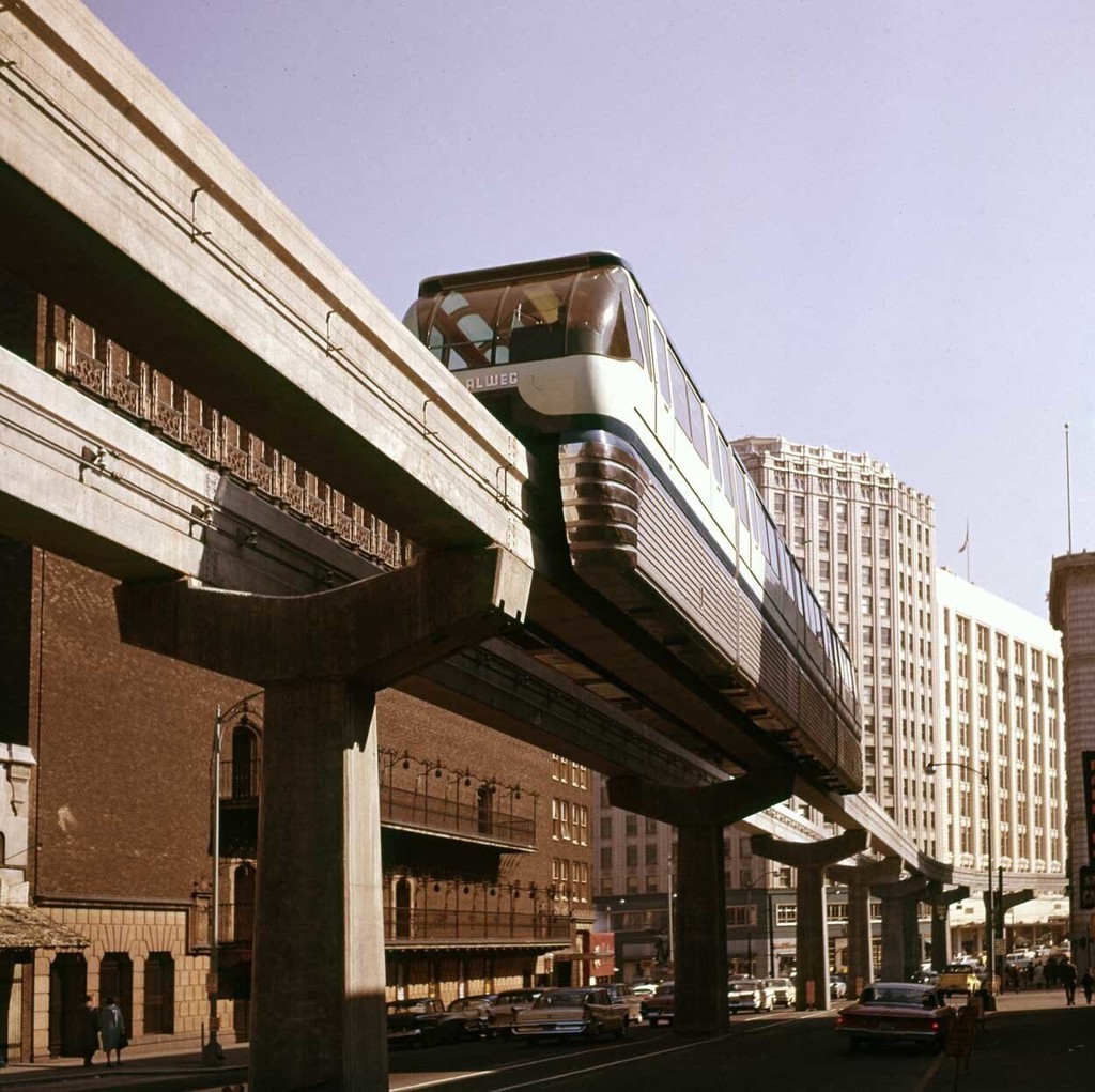 Monorail at the 5th Avenue