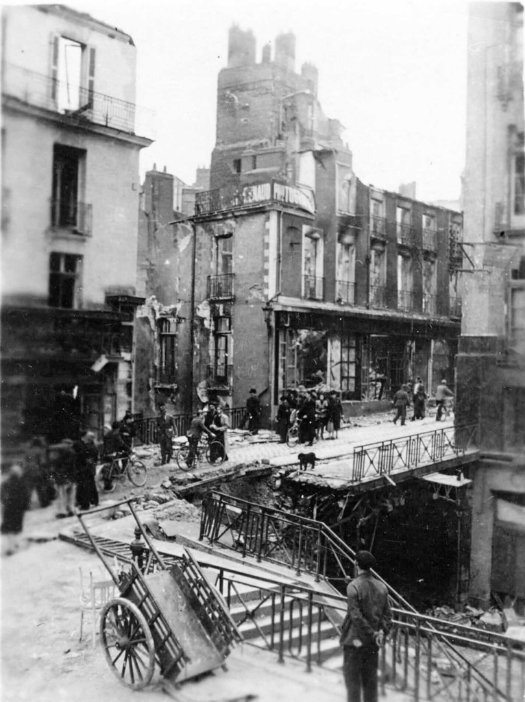 Nantes après les bombardements. Vue du pont au-dessus de la rue de l'Arche Sèche