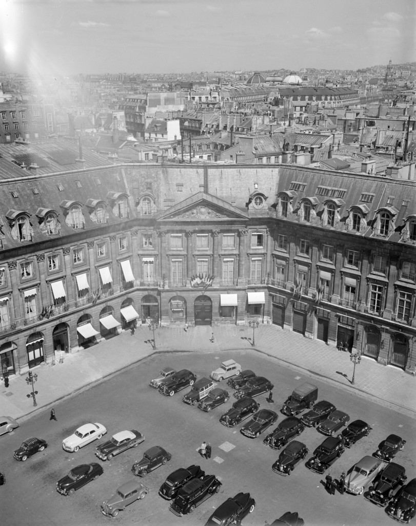 Place Vendôme. Hôtel abritant le Crédit Foncier de France depuis la colonne