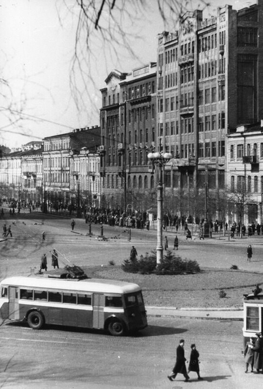 Тролейбус на площі Сталіна (нині Європейська площа)