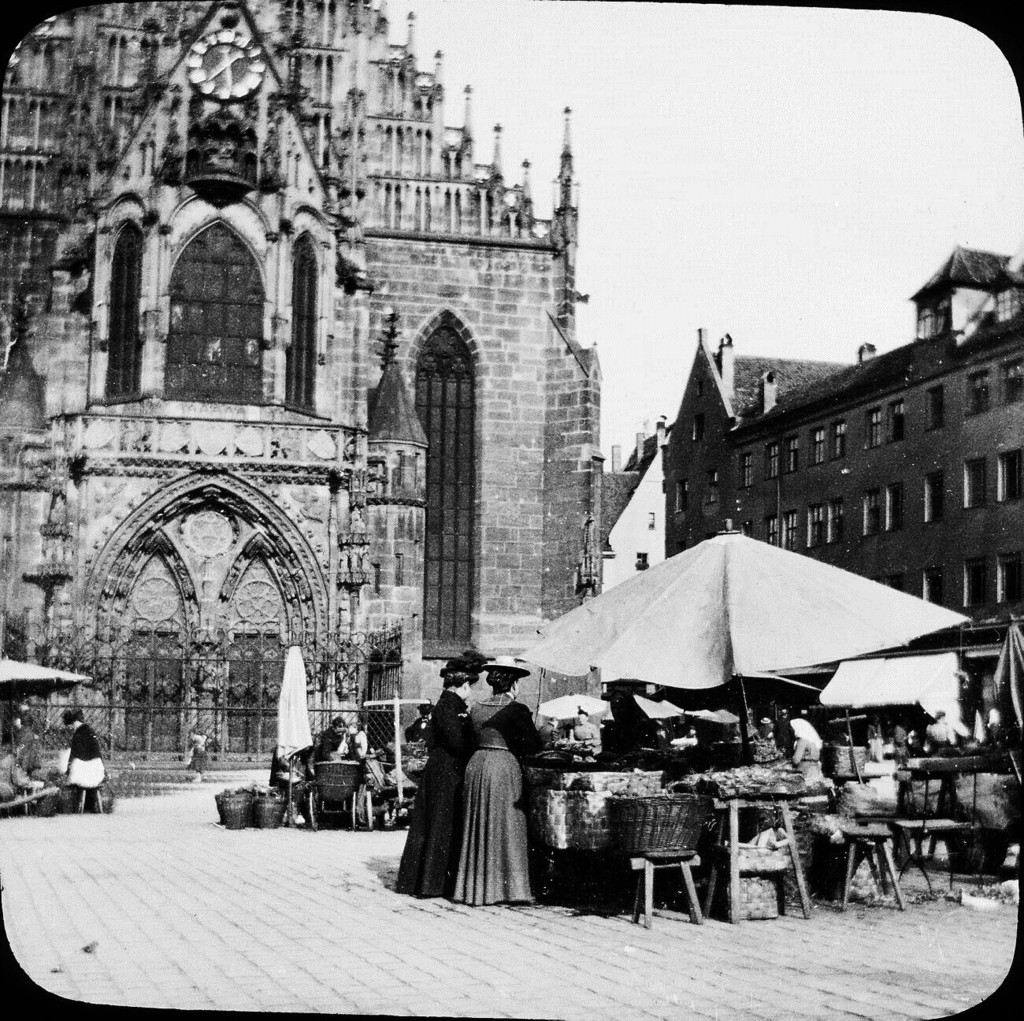 Marknad på torget framför Frauenkirche i Nürnberg