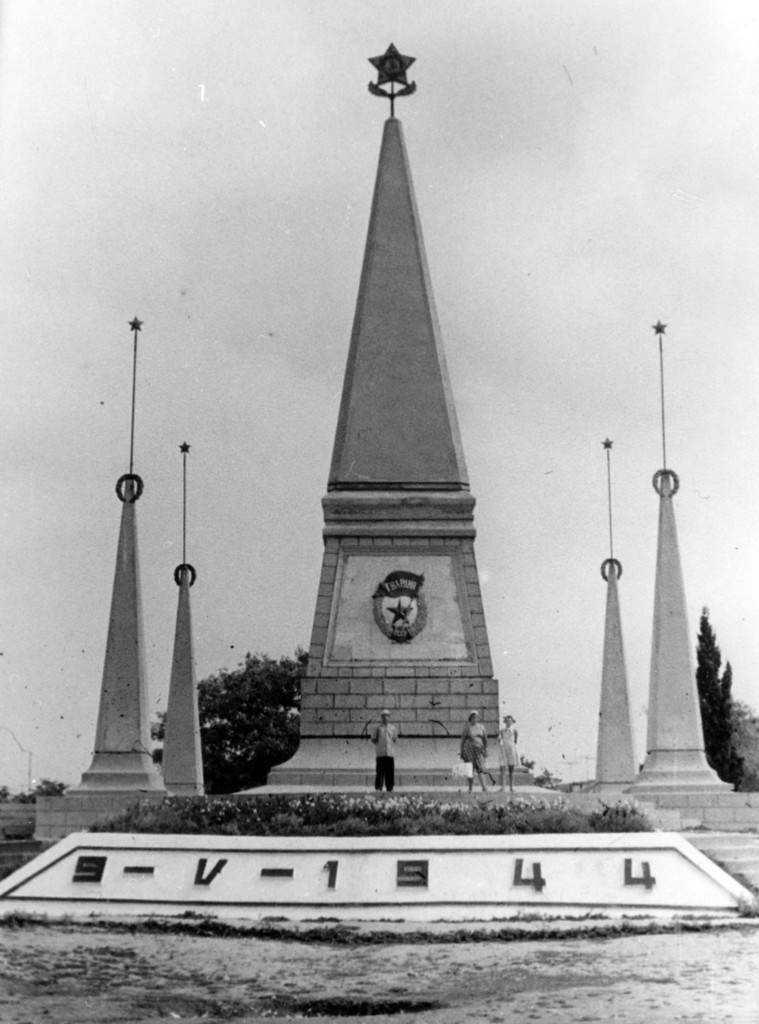 Пам'ятник 2-го гвардійської армії на математику на північній стороні