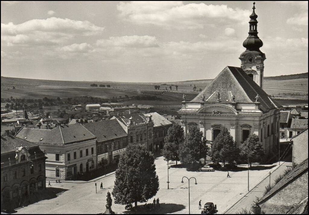 Uherský Brod, Masarykovo náměstí. Pohled na kostel na náměstí