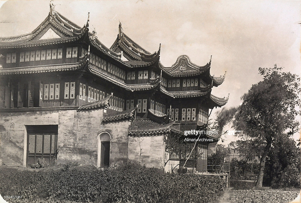 Dajing Pavilion on the Shanghai city wall 大境阁