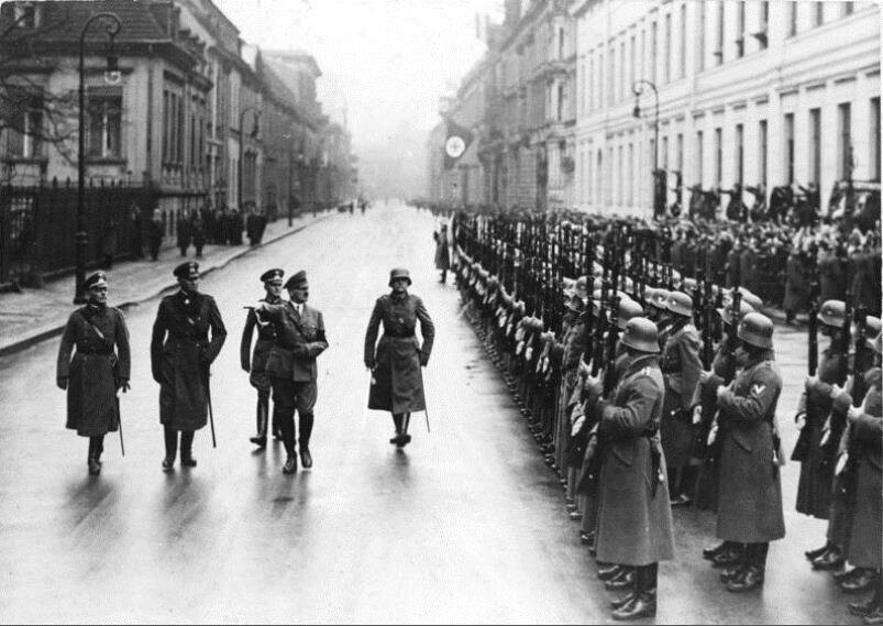 Hitler beim Abschreiten einer Ehrenkompanie