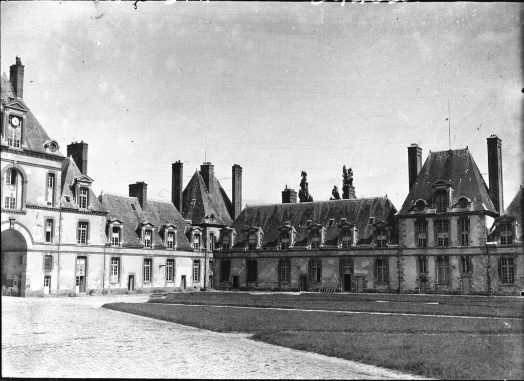 La Seine-et-Marne. Château de Fontainebleau: la Cour des offices