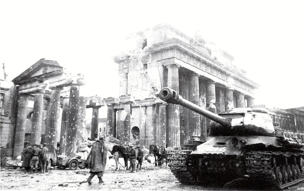 Der IS-2-Panzer der 7. Panzer-Panzerbrigade am Brandenburger Tor