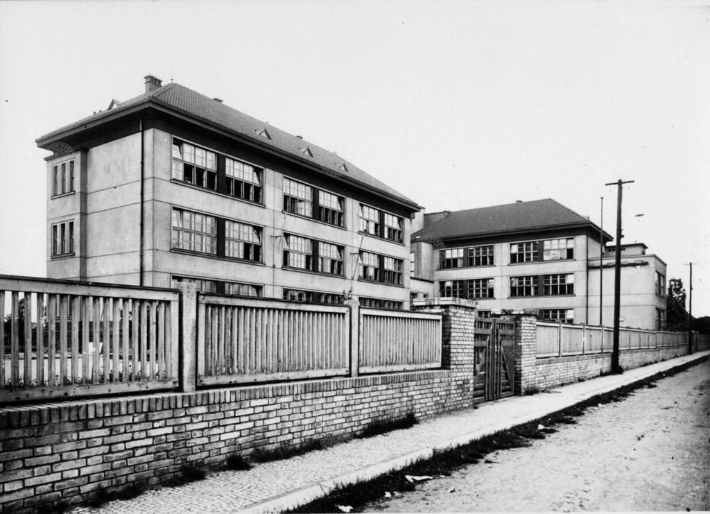 Celkový pohled na městskou školu v ulici U Měšťanských škol