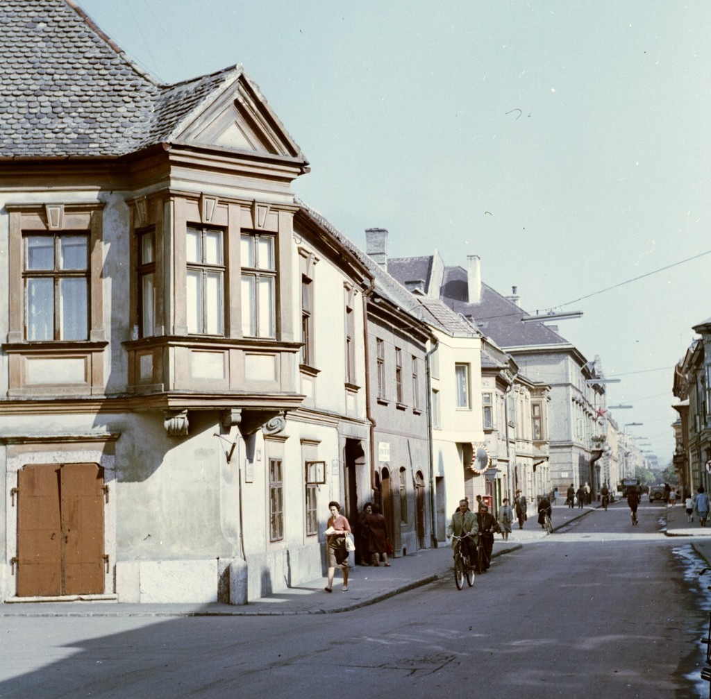 Liszt Ferenc utca, Alsoky-ház (Curia nobilitaris) a Széchenyi tér felől