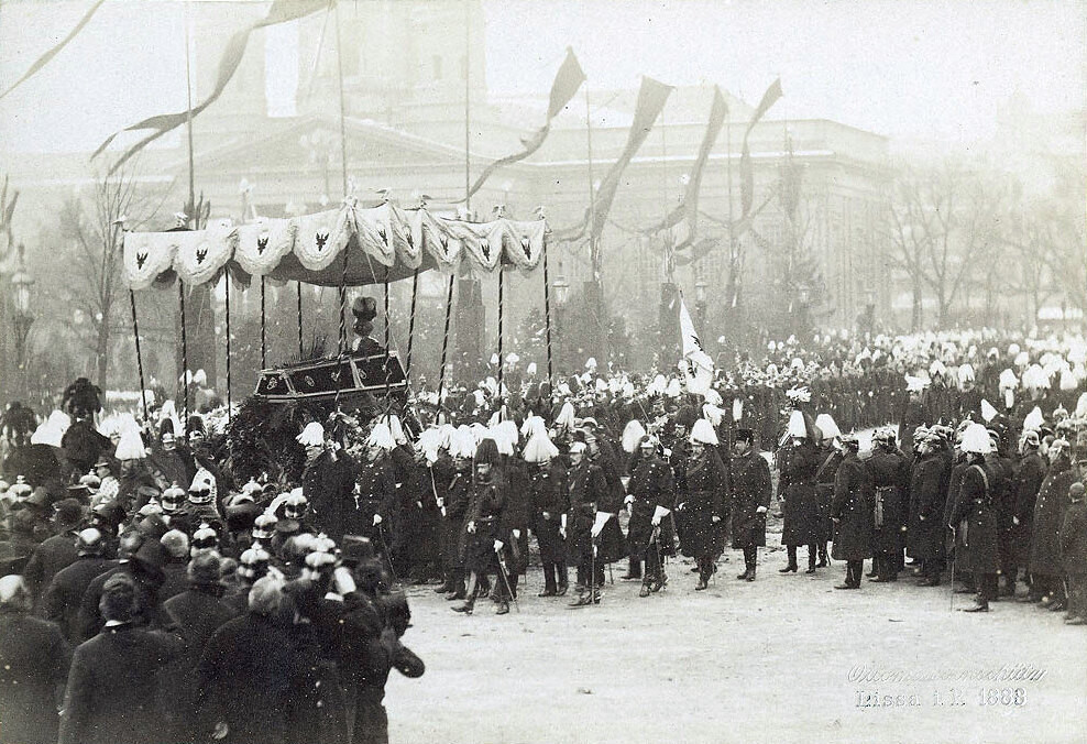 Trauerzug von Kaiser Wilhelm I. am Berliner Lustgarten, im Hintergrund der alte Berliner Dom