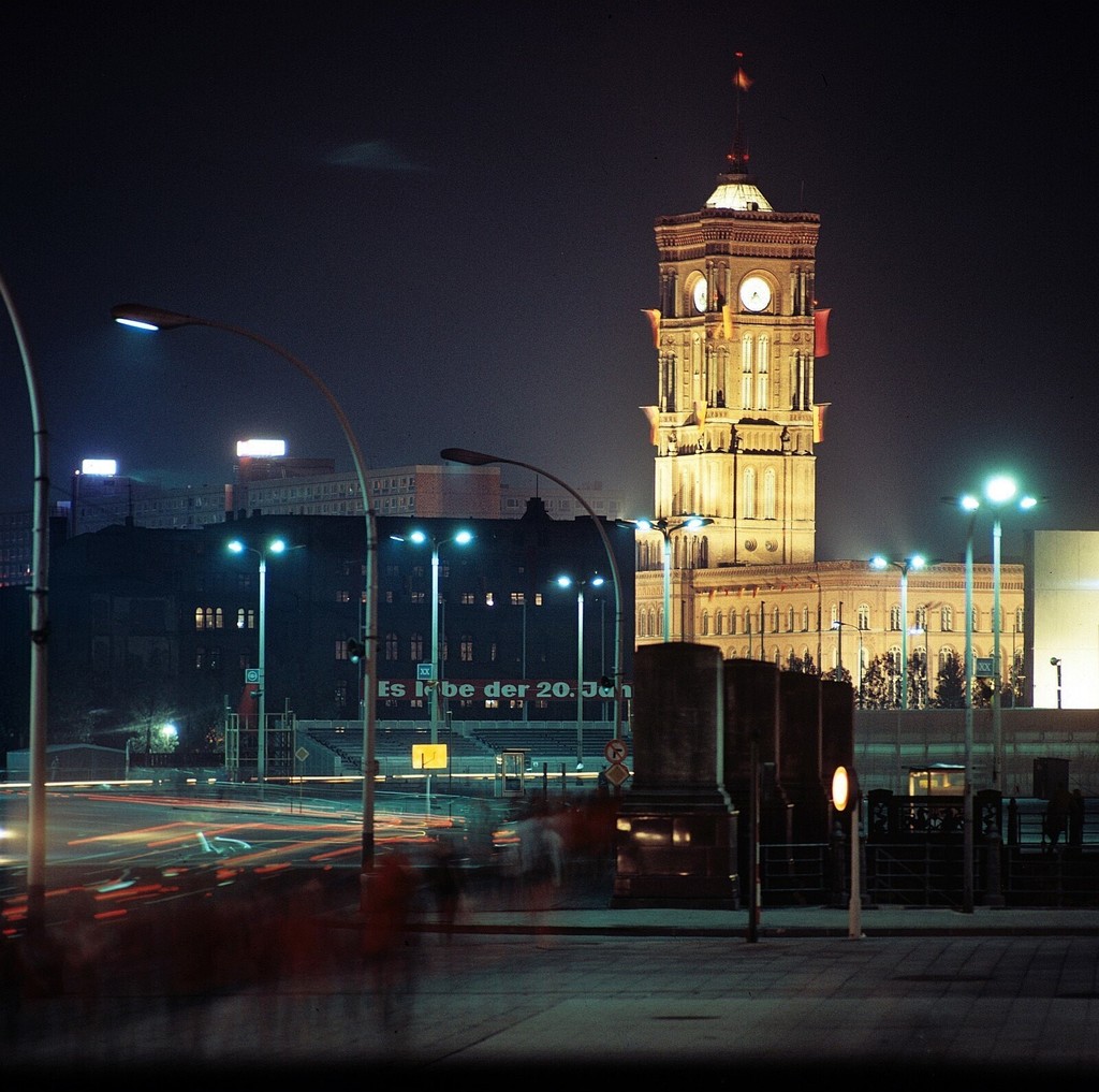 20. Jahrestag der DDR. Rotes Rathaus bei Nacht